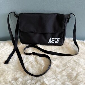 Nike Sportswear Futura 365 Crossbody Bag